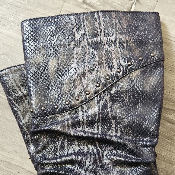 Stylish Snakeskin Patterned Knee-High Boots - Picture 3 of 4